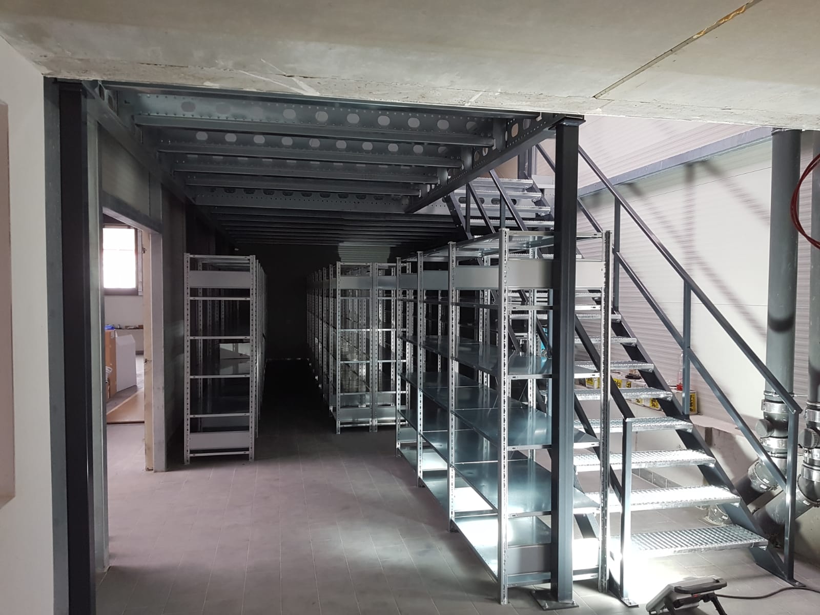 Lagerregale und Lagerbühne als Ersatzteillager von Aczent Lagertechnik