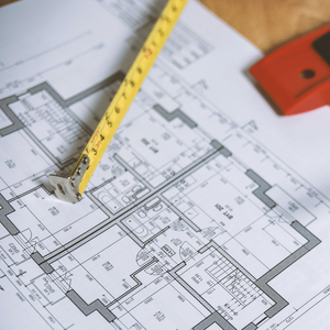 Gebäudeplan mit Maßband Gebäudeplan mit Maßband