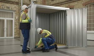 Montage eines Schnellbaucontainers von Aczent Lagertechnik mit zwei Personen Montage eines Schnellbaucontainers von Aczent Lagertechnik mit zwei Personen