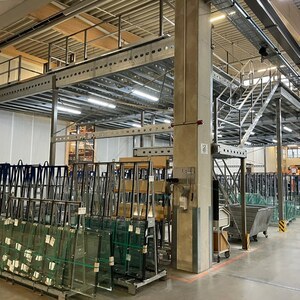 Flächenoptimierung durch eine Lagerbühne von Aczent Lagertechnik Flächenoptimierung durch eine Lagerbühne von Aczent Lagertechnik