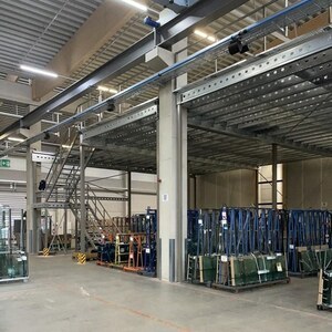 Verdoppelung der Lagerfläche durch eine entsprechende Lagerbühne von Aczent Lagertechnik Verdoppelung der Lagerfläche durch eine entsprechende Lagerbühne von Aczent Lagertechnik
