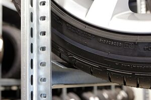 Spezielle Traversenprofile für die Reifenlagerung von Aczent Lagertechnik