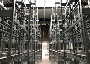 Leere Reifenregale von Aczent Lagertechnik im Lager von Autohaus Weitkamp Leere Reifenregale von Aczent Lagertechnik im Lager von Autohaus Weitkamp