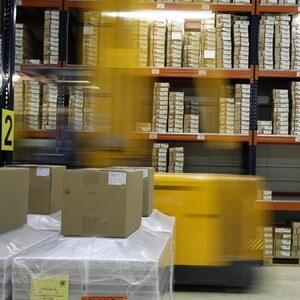 Flurförderzeuge sorgen in großen Lagern für effiziente Lagerabläufe Flurförderzeuge sorgen in großen Lagern für effiziente Lagerabläufe