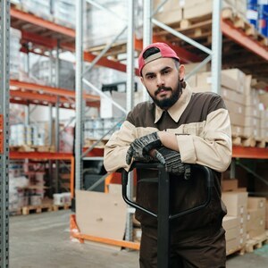 Die Kommunikation mit den Lagerarbeitern ist wichtig für eine effiziente Lagerplanung Die Kommunikation mit den Lagerarbeitern ist wichtig für eine effiziente Lagerplanung