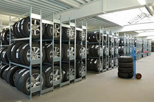 Reifenregale im Reifenlager - Autohaus Siebrecht – Mercedes Benz Uslar