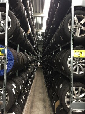 Reifenregale fuer Autohaus Roeder aus Duisburg