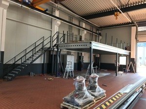 Lagerbuehne fuer Autodienst Hoppegarten