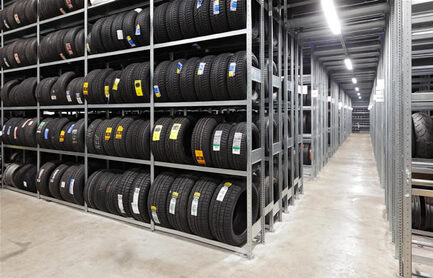 Reifenregale im Reifenlager Reifenregale im Reifenlager - Autohaus Schmolke