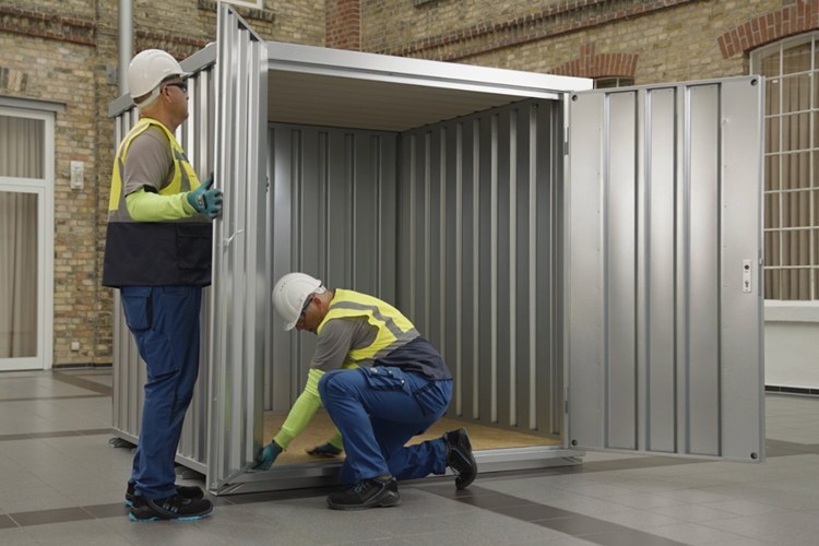 Montage eines Schnellbaucontainers von Aczent Lagertechnik mit zwei Personen