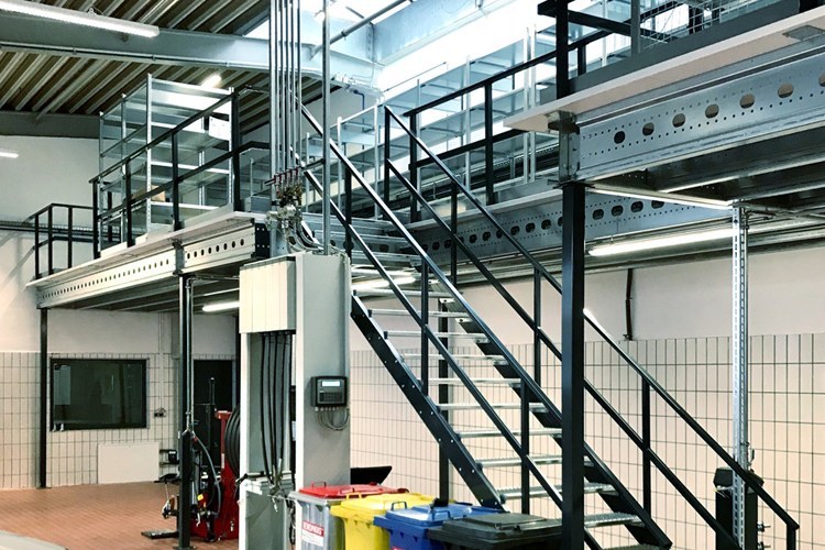 Abbildung einer Lagerbühne mit Treppenaufgang von Aczent Lagertechnik in einer Werkstatt 