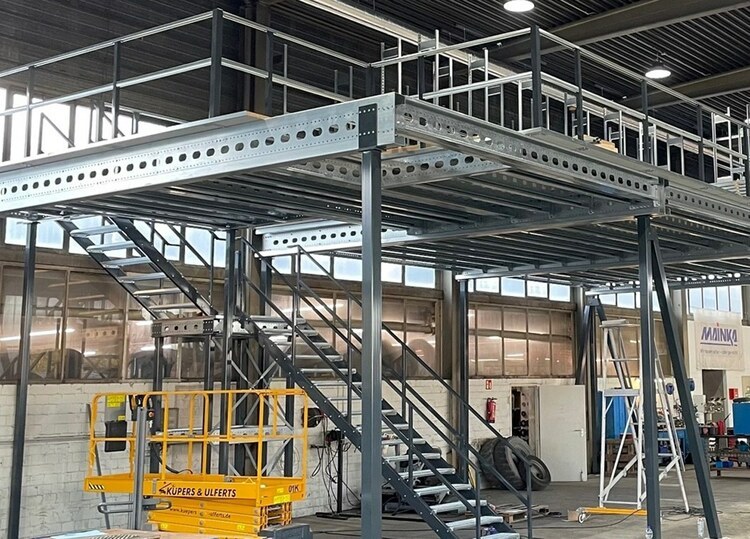 Lagerbühne von Aczent Lagertechnik kurz vor der Fertigstellung