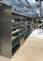 Regale im Ersatzteillager mit verschiedenen Tiefen Regale im Ersatzteillager mit verschiedenen Tiefen