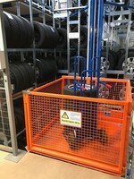 Einer von zwei Etagenhebern von Aczent Lagertechnik zur Überwindung der Höhenunterschiede Einer von zwei Etagenhebern von Aczent Lagertechnik zur Überwindung der Höhenunterschiede