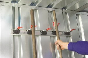 Container-Zubehör: Geräteleiste aus Stahl
