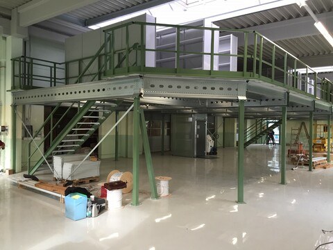 Lagerbühne von Aczent Lagertechnik fuer MEWA aus Hameln Foto einer Lagerbühne von Aczent Lagertechnik für MEWA in Hameln