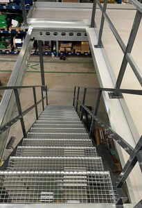 Treppenaufgang zur Lagerbühne von Aczent Lagertechnik